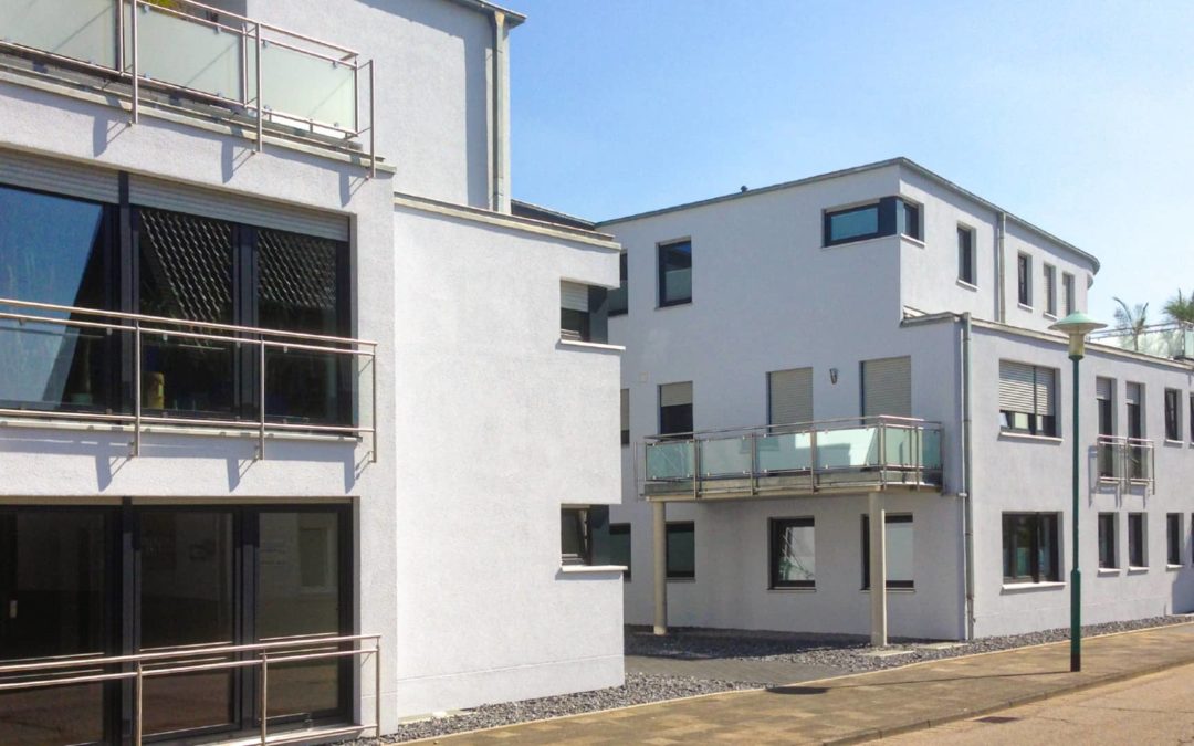 Neubau von 3 altengerechten und barrierefreien Mehrfamilienhäusern (28 Wohnheinheiten) mit 2 Praxen, Serviceeinheiten und Tiefgarage – Duisburg